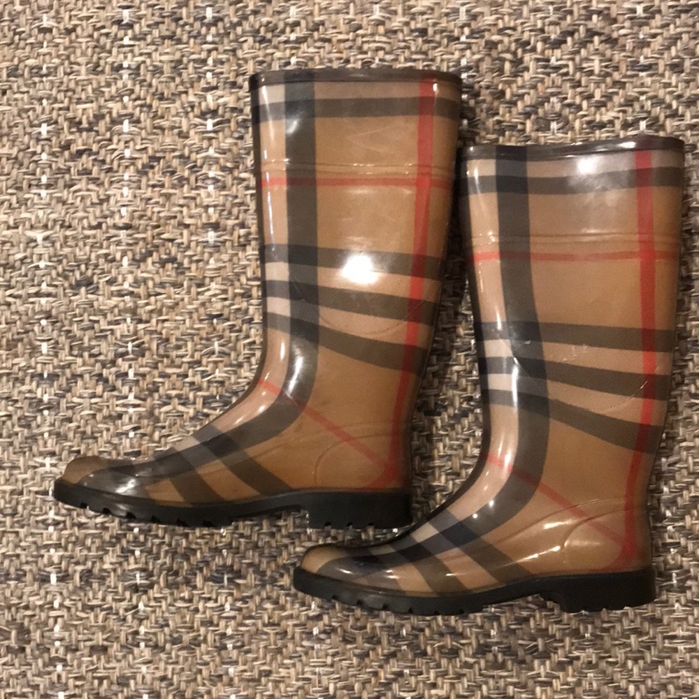 Burberry size 39 rain boots